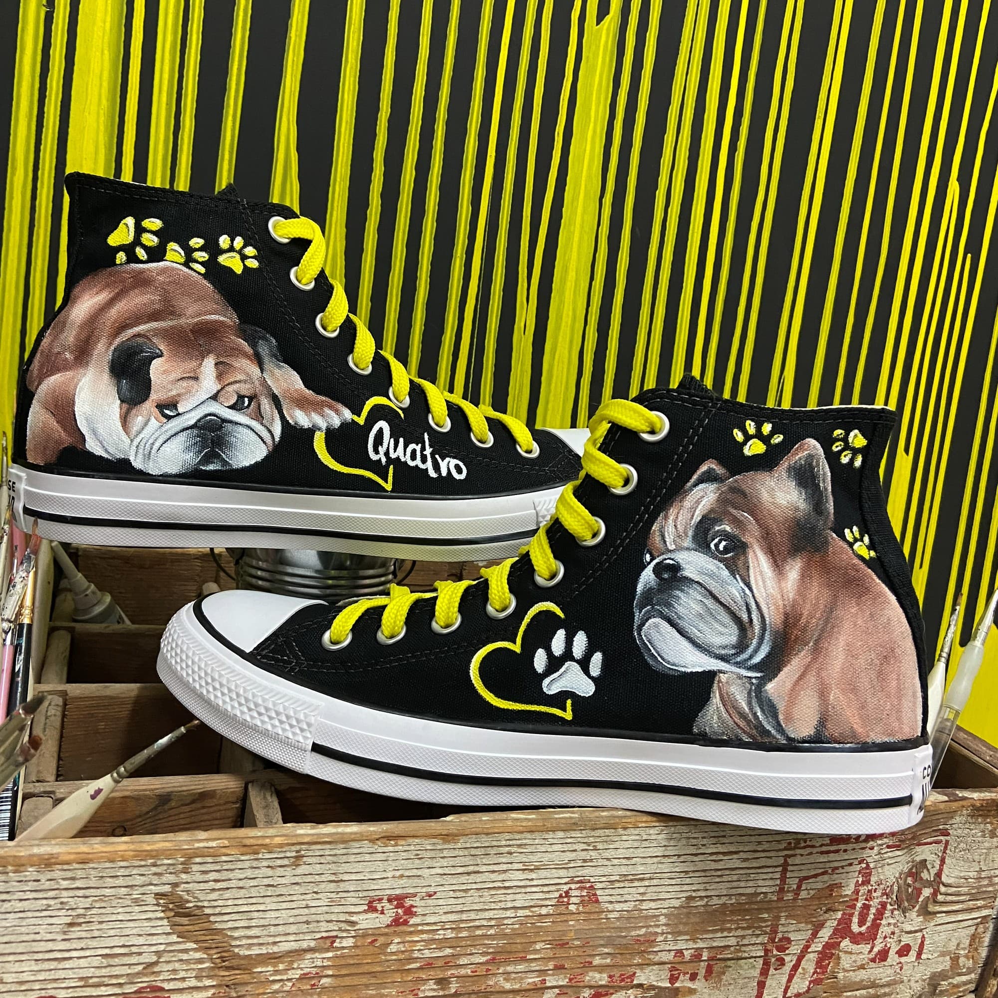 Ψηλά sneakers ζωγραφισμένα στο χέρι με μπουλντόγκ