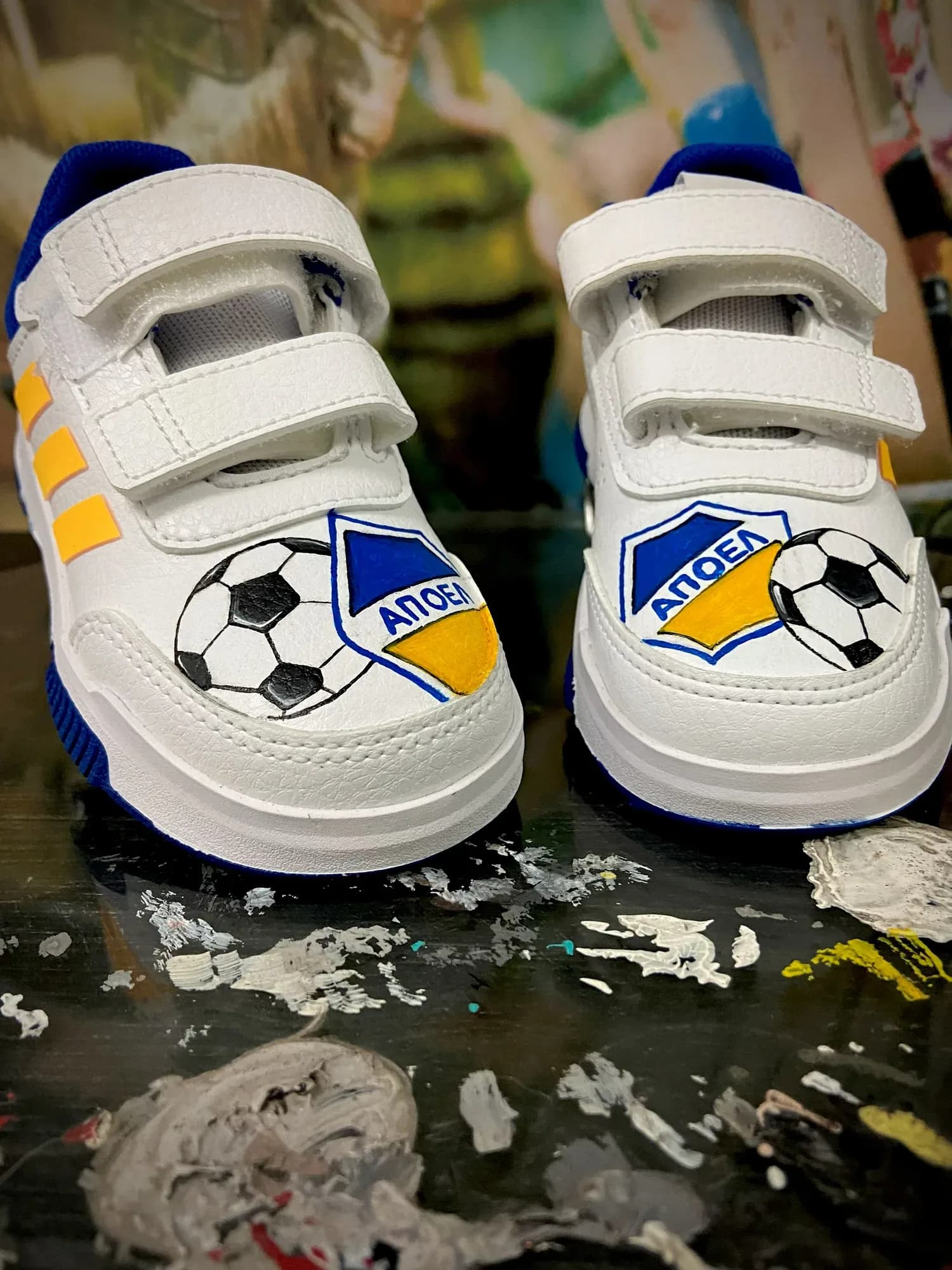 Kids' velcro sneakers hand-painted with the APOEL badge and footballs