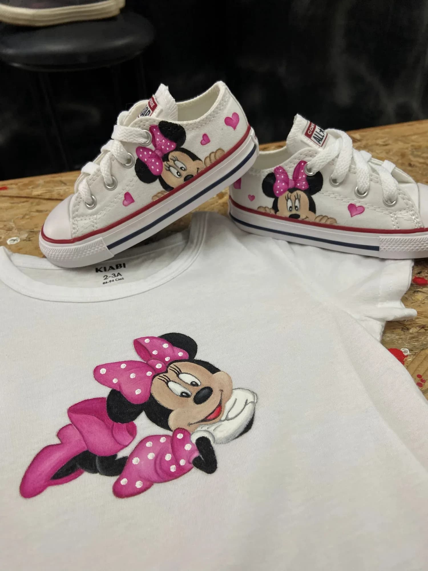 Kids' low-tops with Minnie Mouse and a matching white T-shirt painted with Minnie